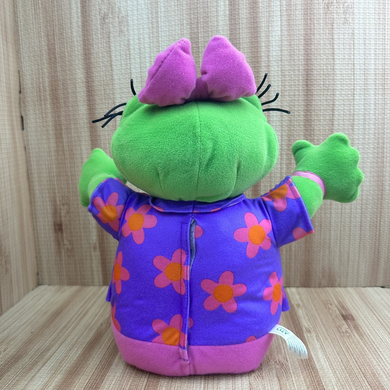 LeapFrog Lovable Lily Interactive Musical Talking & Singing Plush Doll (English)