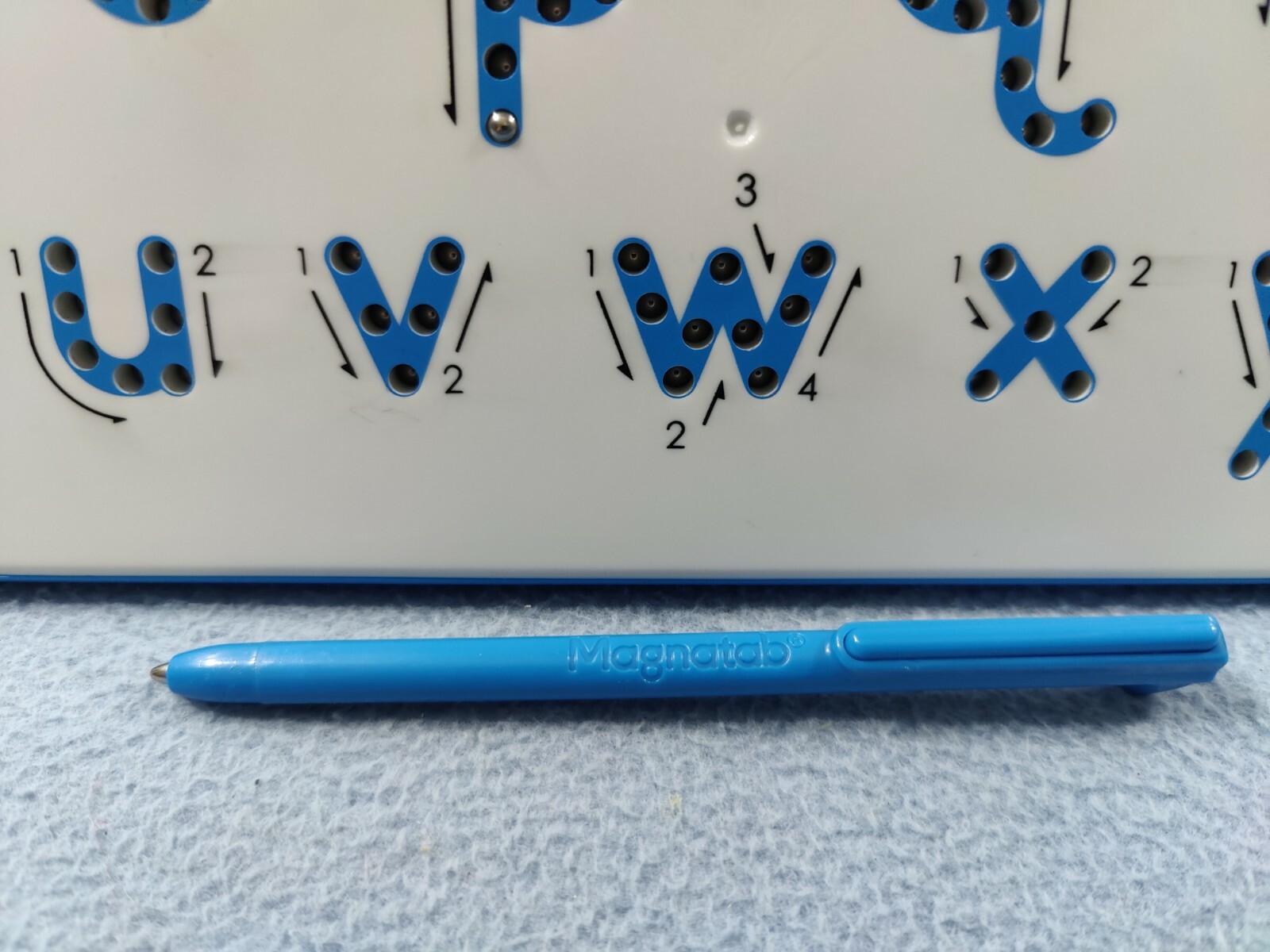 KID O THE ORIGINAL MAGNATAB a TO z LOWER CASE LETTERS WITH MAGNETIC STYLUS PEN