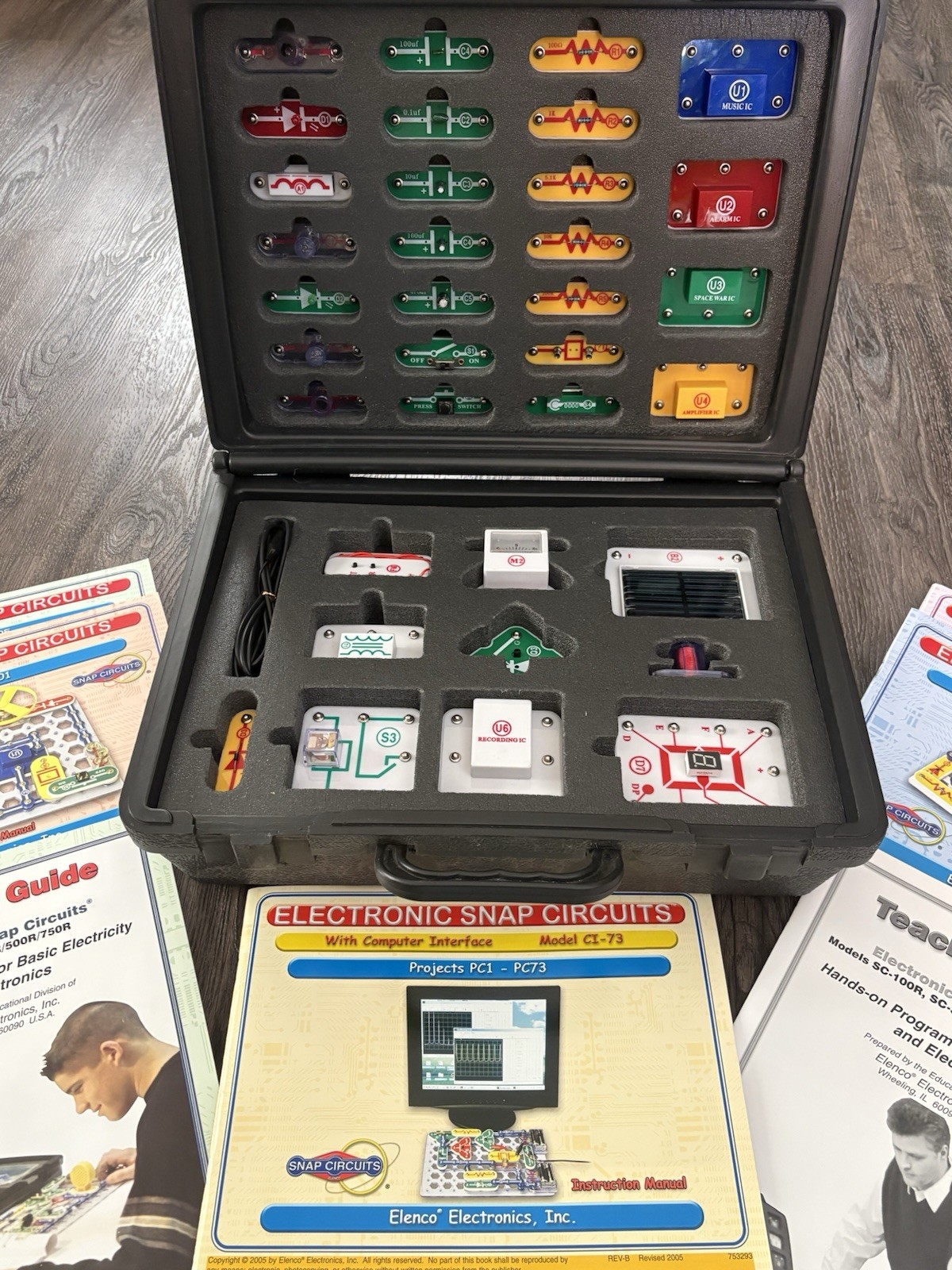 Elenco Snap Circuits Extreme SC-750R With Case, 7 Instruction Manuals + CD