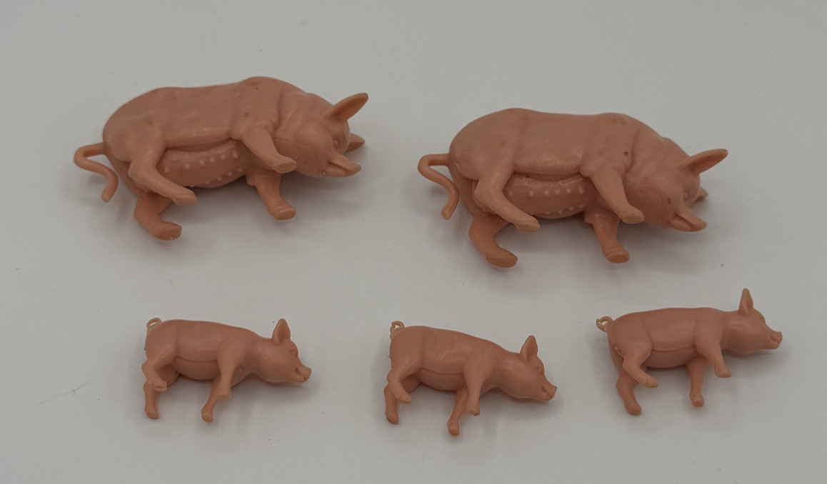 Set of 5 Pink Plastic pigs toy farm animals Sows piglets unknown vintage