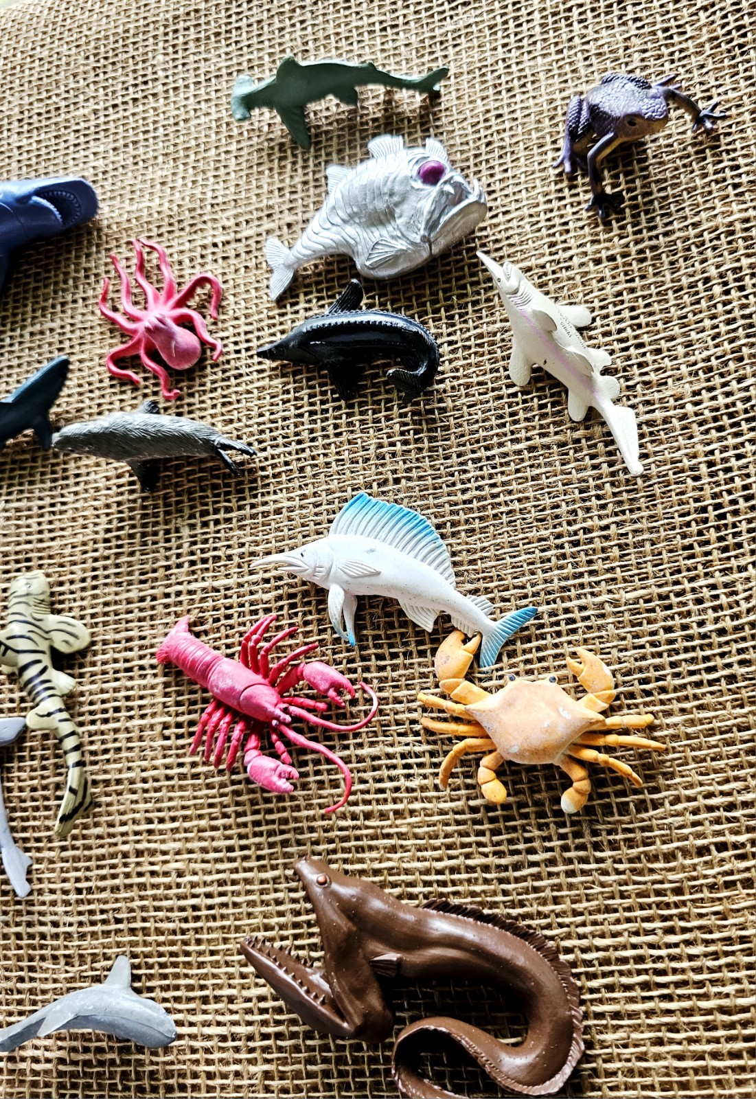 Lot Of 26 Ocean Sea Life Animals 2″ To 5.5″ Fish, Whales, Sharks, Turtles Toys
