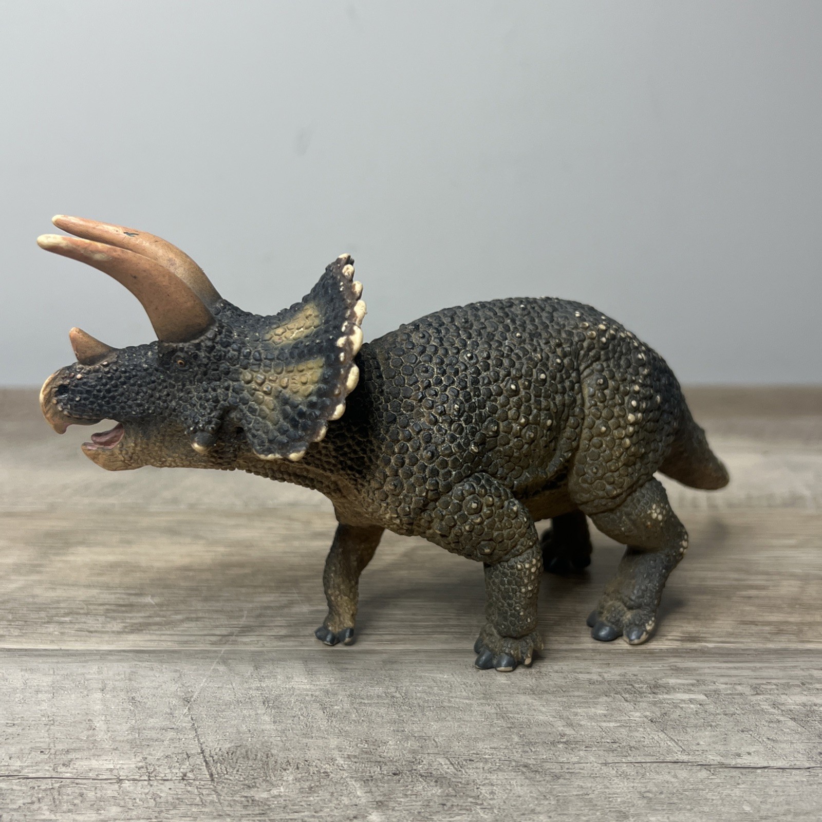 Safari Ltd Triceratops Figure Brown Prehistoric Dinosaur Figurine 6″ 2018
