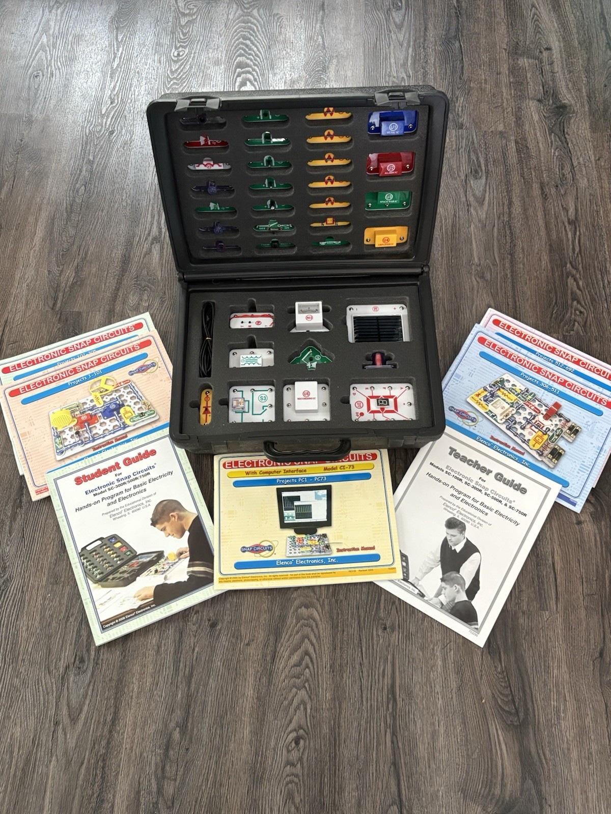 Elenco Snap Circuits Extreme SC-750R With Case, 7 Instruction Manuals + CD