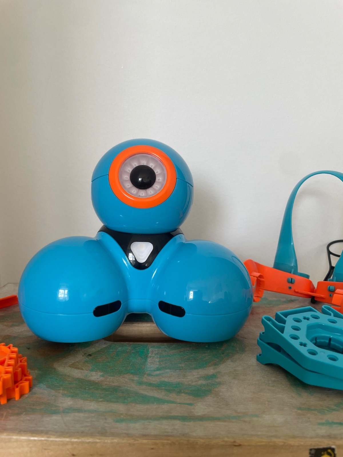 Wonder Workshop DA02 Dash Robot – Blue plus extra accessories.