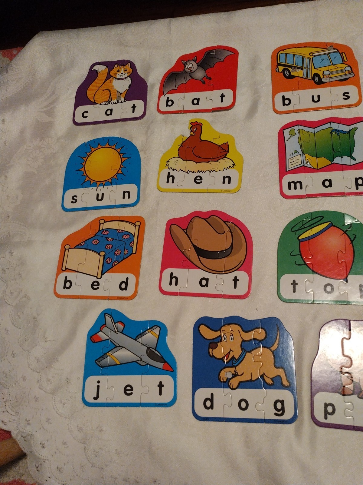 Lakeshore Word Building Puzzles 3-Letter Words JJ466 5″x5″ Ages 4+