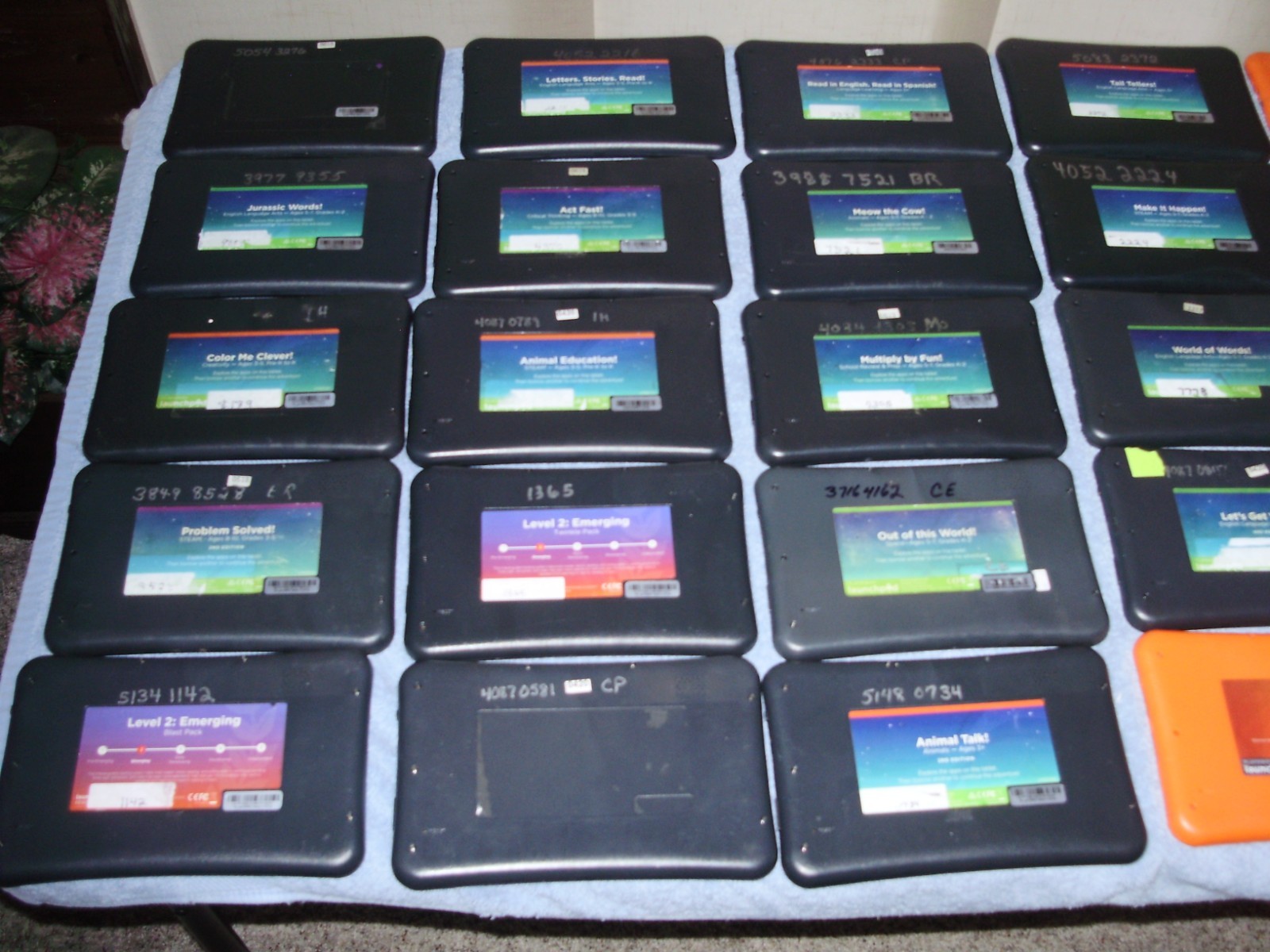 177ea- PLAYAWAY/ LaunchPad Childrens Pre Loaded Educational/Learning Tablets