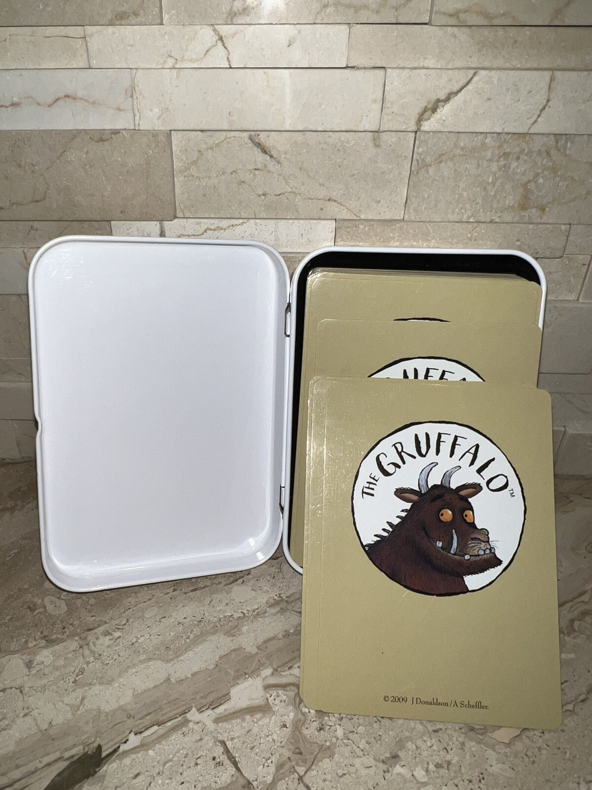 THE GRUFFALO GIANT SNAP CARD GAME INCLUDES 52 ILLUSTRATED CARDS IN TIN