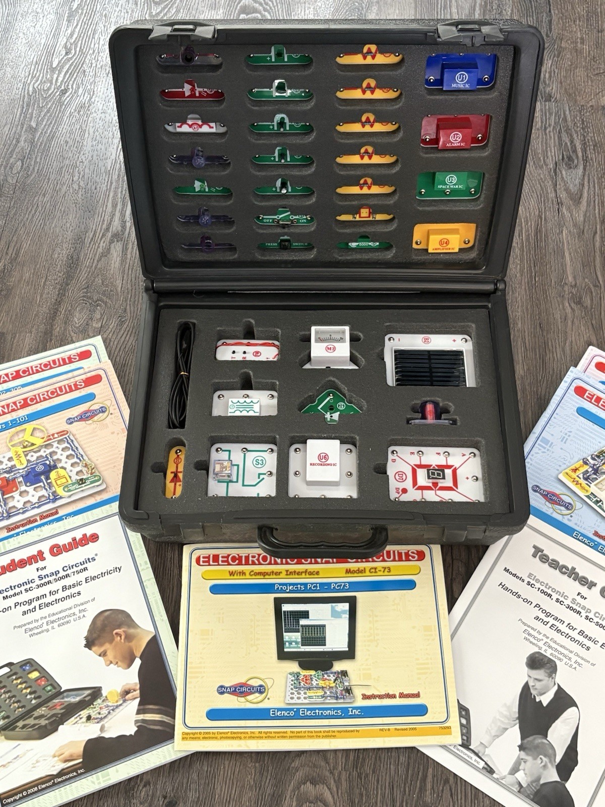 Elenco Snap Circuits Extreme SC-750R With Case, 7 Instruction Manuals + CD