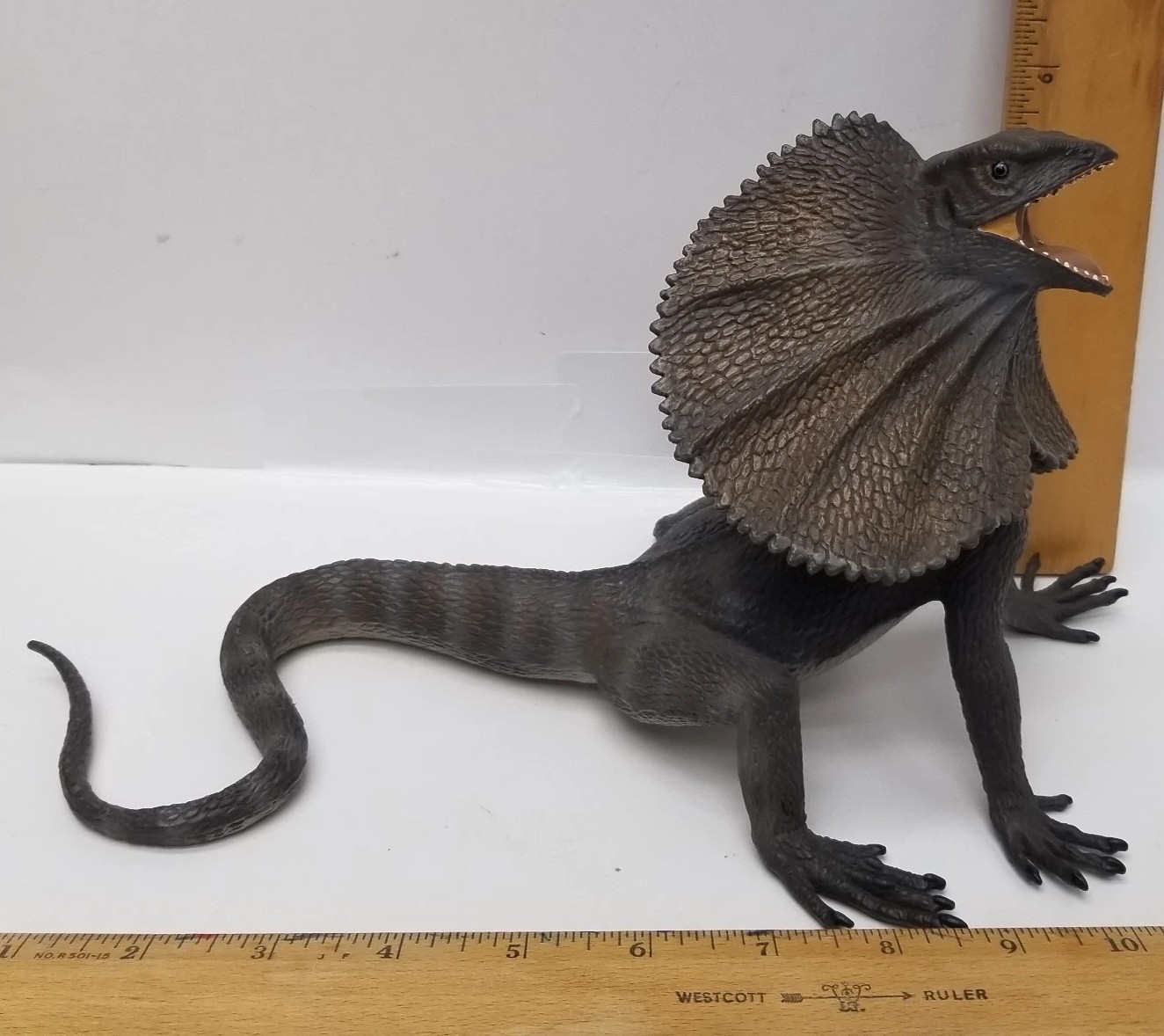 Safari Ltd Frilled Lizard Figure Gray Wildlife Zoo Animal Figurine 10 inch 2005
