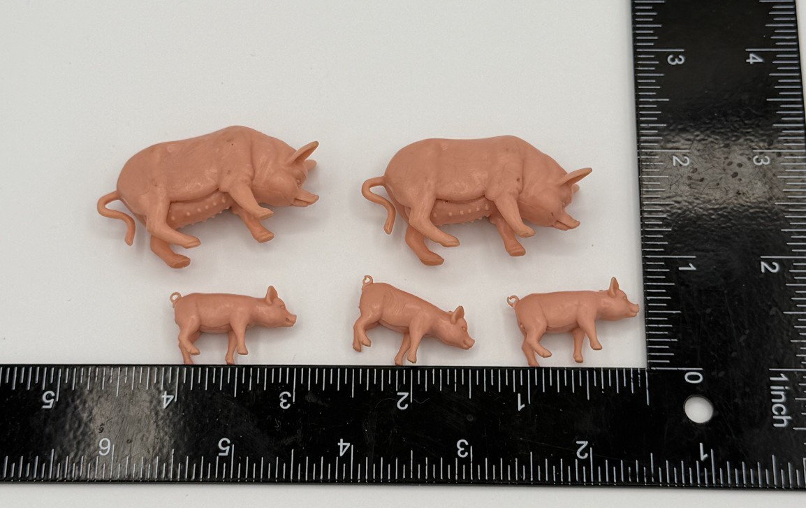 Set of 5 Pink Plastic pigs toy farm animals Sows piglets unknown vintage