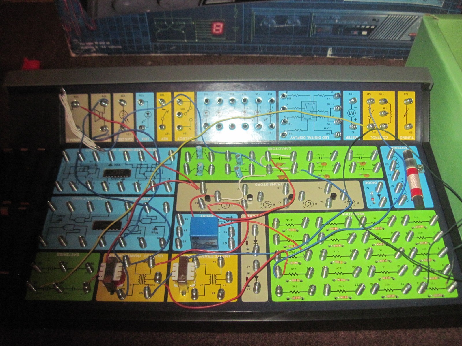 Radio Shack 200 in One Science Fair Electronic Project Lab. Cat. No. 28-265