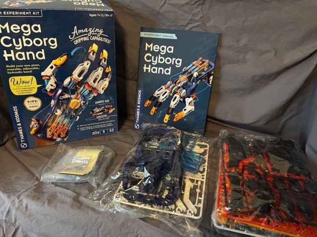 Thames & Kosmos 620501 Mega Cyborg Hand Kit – New – Box opened but bags unopened