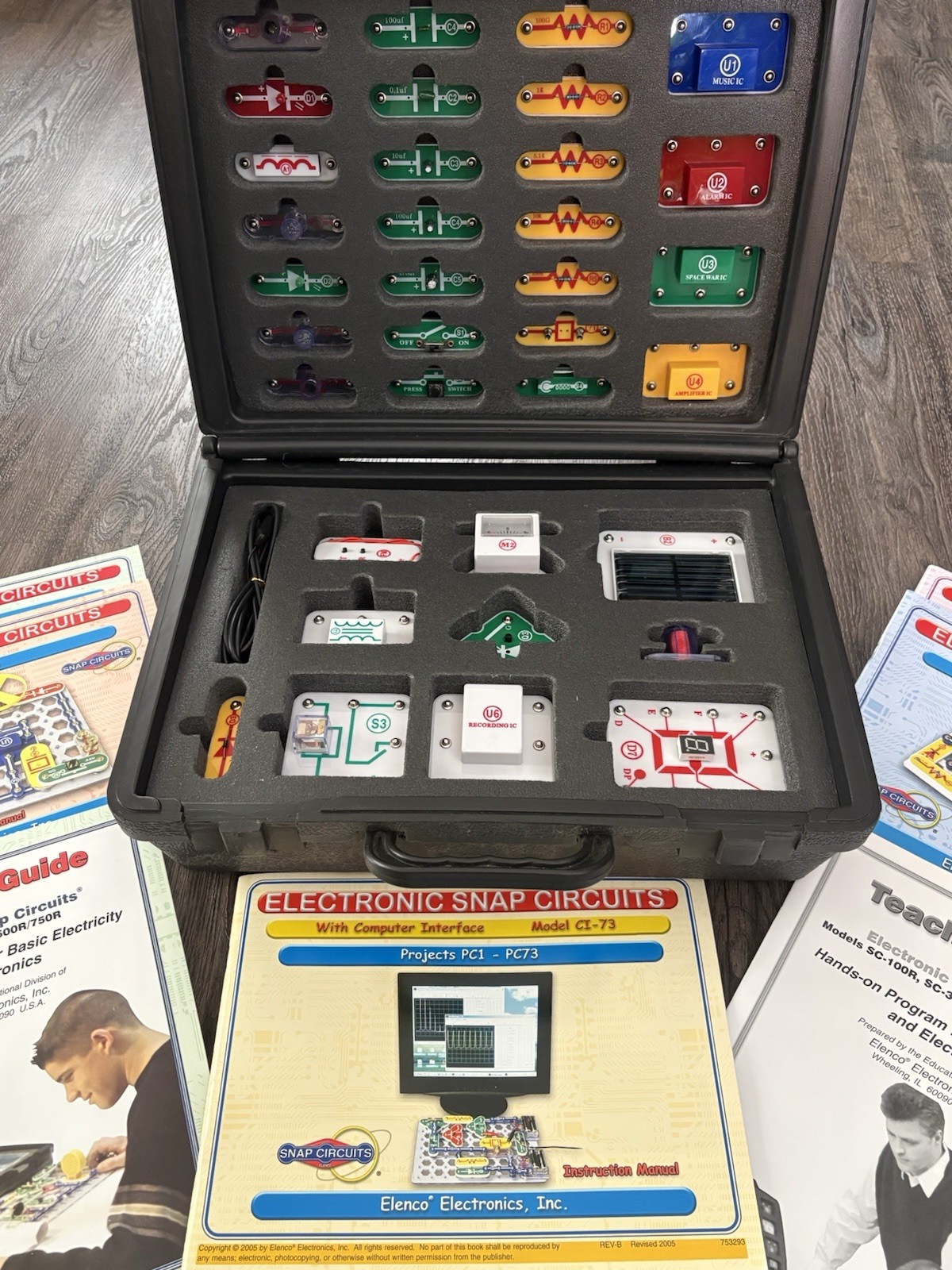 Elenco Snap Circuits Extreme SC-750R With Case, 7 Instruction Manuals + CD