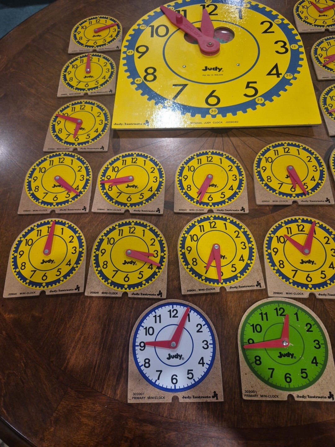 Learning Resources Big Time Student 12 Hour Clock And 18 Judy Mini-Clocks Lot