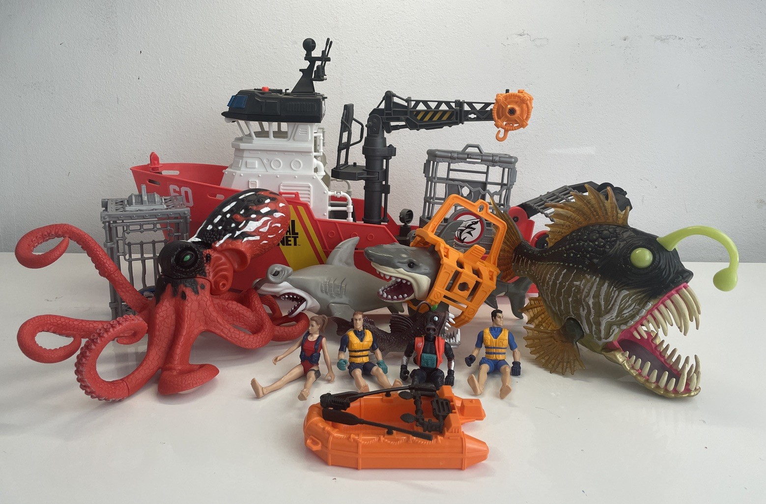 Animal Planet Toys R Us Deep Sea Chomping Shark Research Playset Angler Octopus