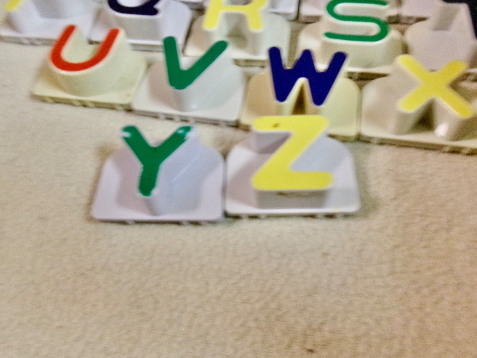 Leap Frog Fridge Phonics Reader and 26 Upper Case Magnetic Letters Tested. (A)