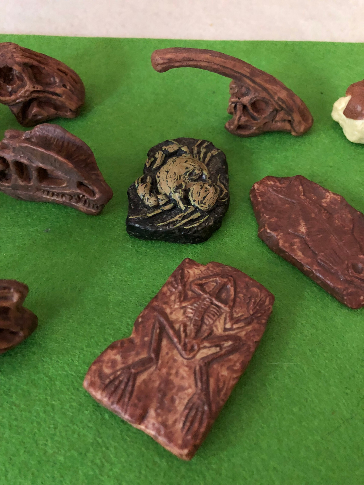 Dinosaur skulls fossils miniature dollhouse decor Toob lot replica cranium
