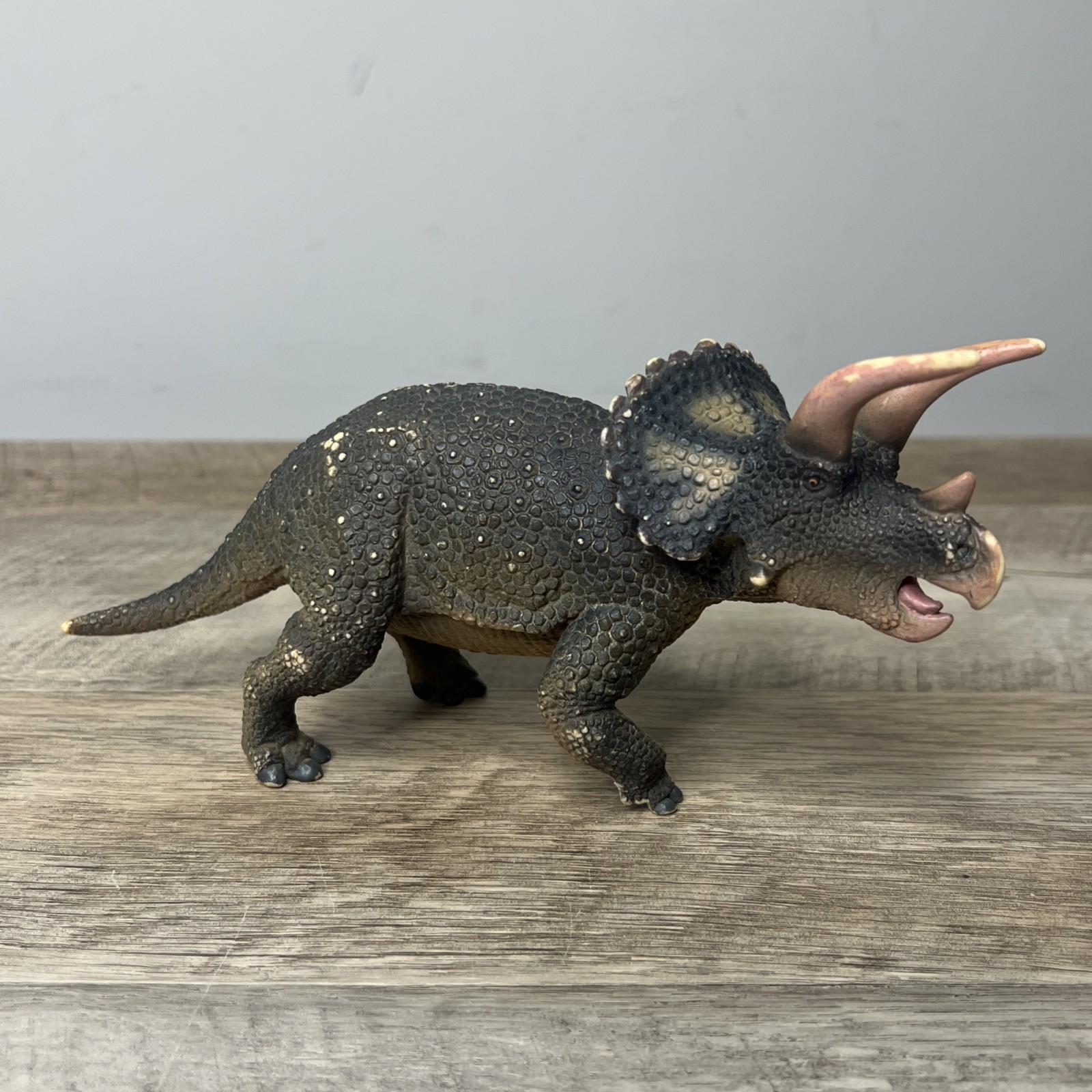 Safari Ltd Triceratops Figure Brown Prehistoric Dinosaur Figurine 6″ 2018