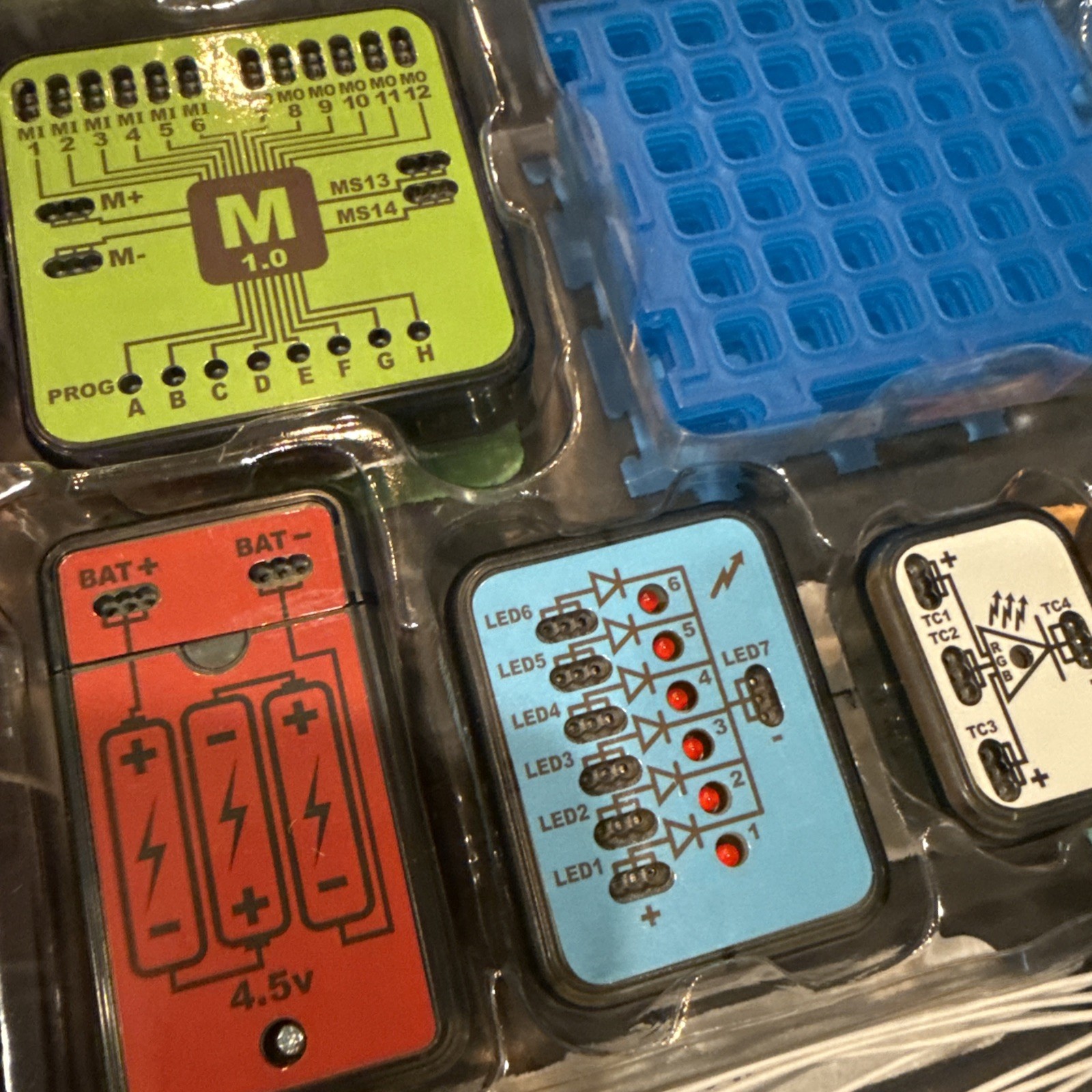Smart Lab Smart Circuits Games Gadgets Electronics Lab Kit – Open Box