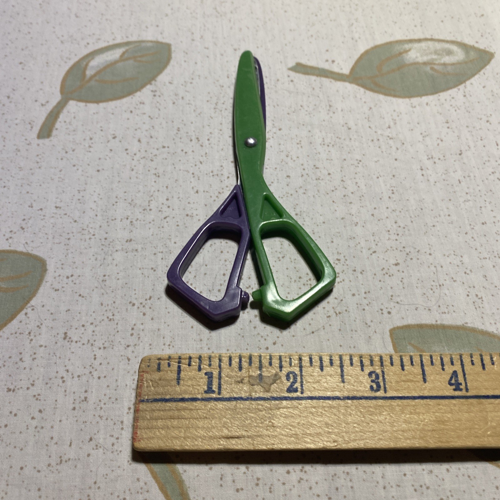 Unbranded 5 1/2″ KIDS SAFETY SCISSORS: Blunt Tip, Green & Purple, Hearts