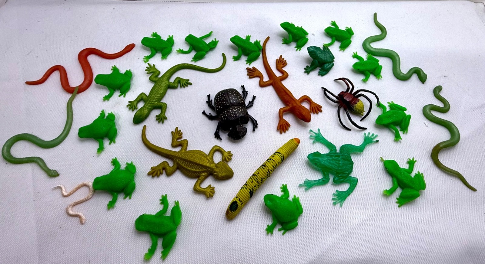 Bulk Lot of 26 Plastic Toy Animals & Bugs – Frogs, Snakes, Lizards, Insects