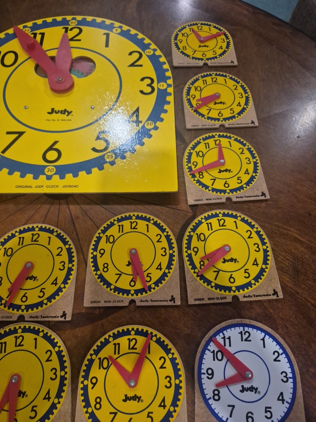 Learning Resources Big Time Student 12 Hour Clock And 18 Judy Mini-Clocks Lot